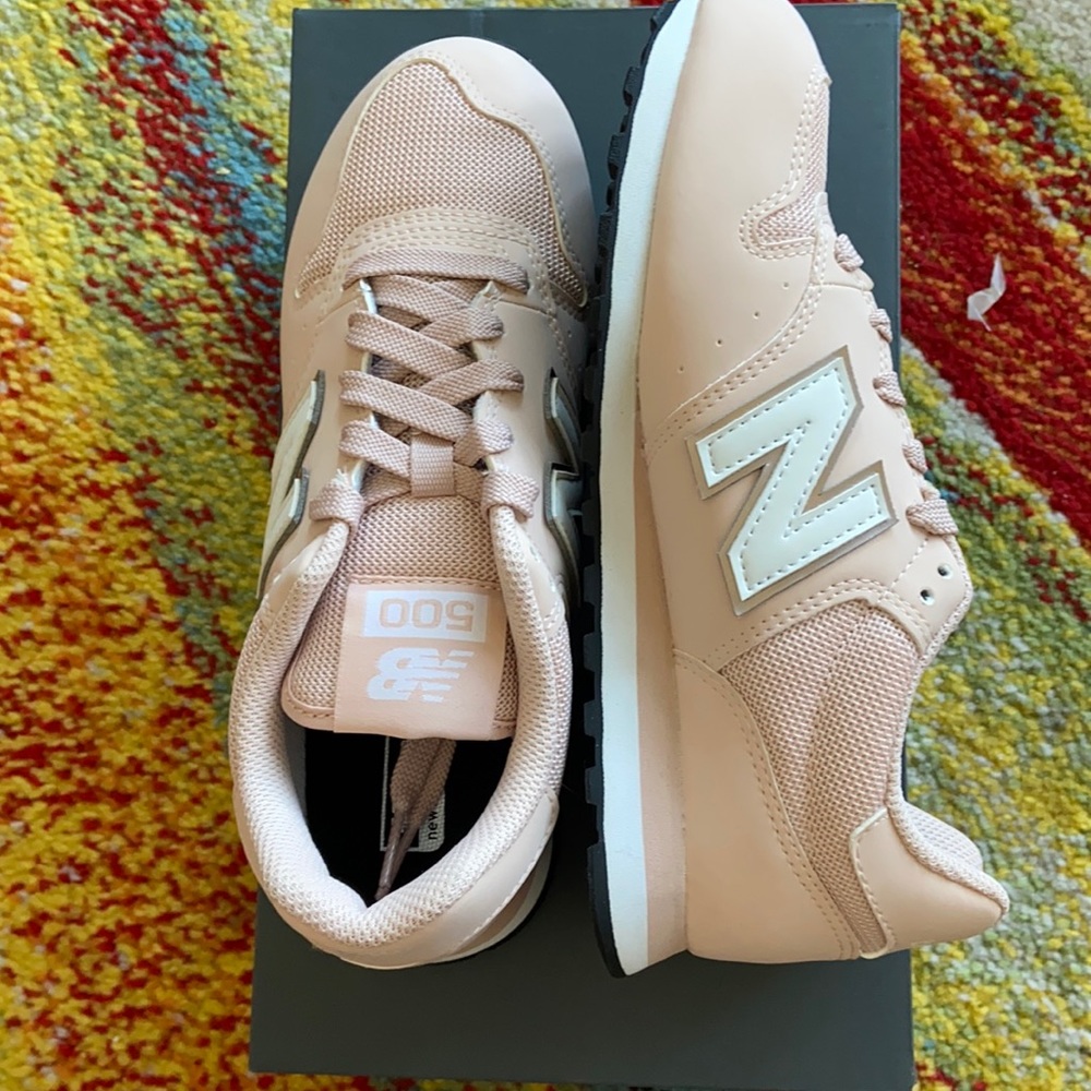 New balance women sneakers size 6.5 NIB